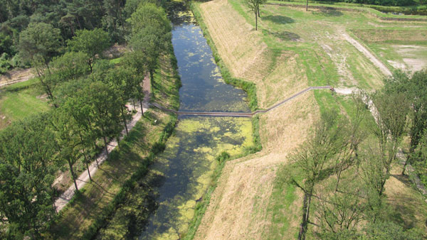 Cầu Moses được làm hoàn toàn bằng gỗ chống thấm