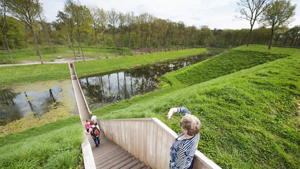 Khi nước dâng, trước khi tràn vào cầu thì dòng chảy sẽ tràn vào những đập nhỏ hai bên đường hào