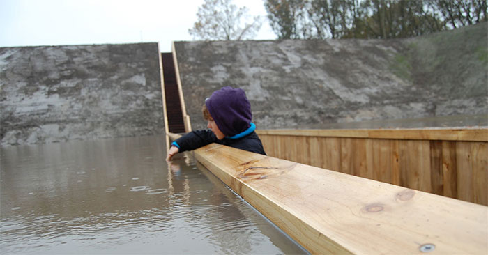 Khi đi trên cầu, du khách sẽ có cảm giác như đi xuyên qua mặt nước