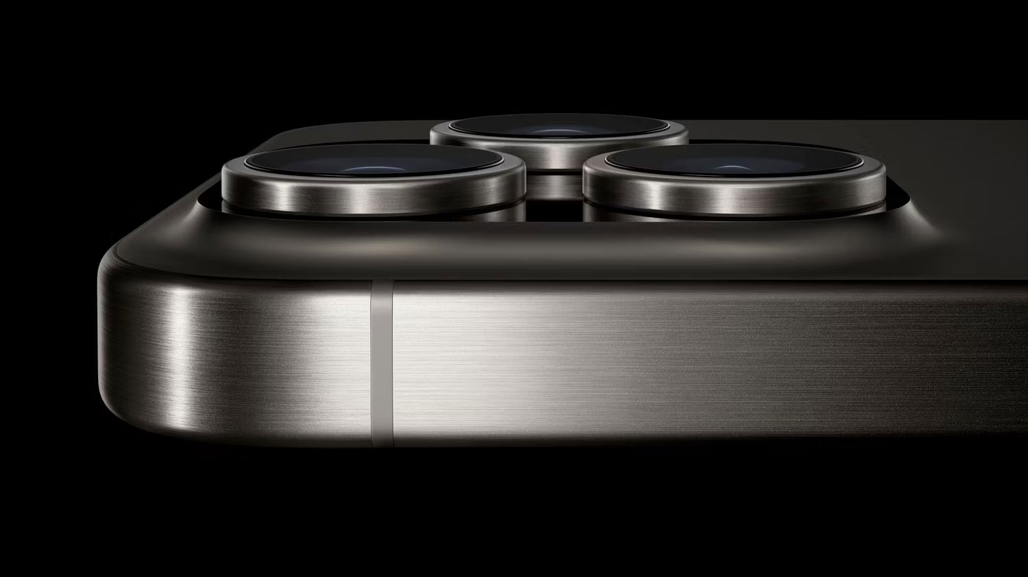 Camera của iPhone 15 Pro nhìn từ bên cạnh