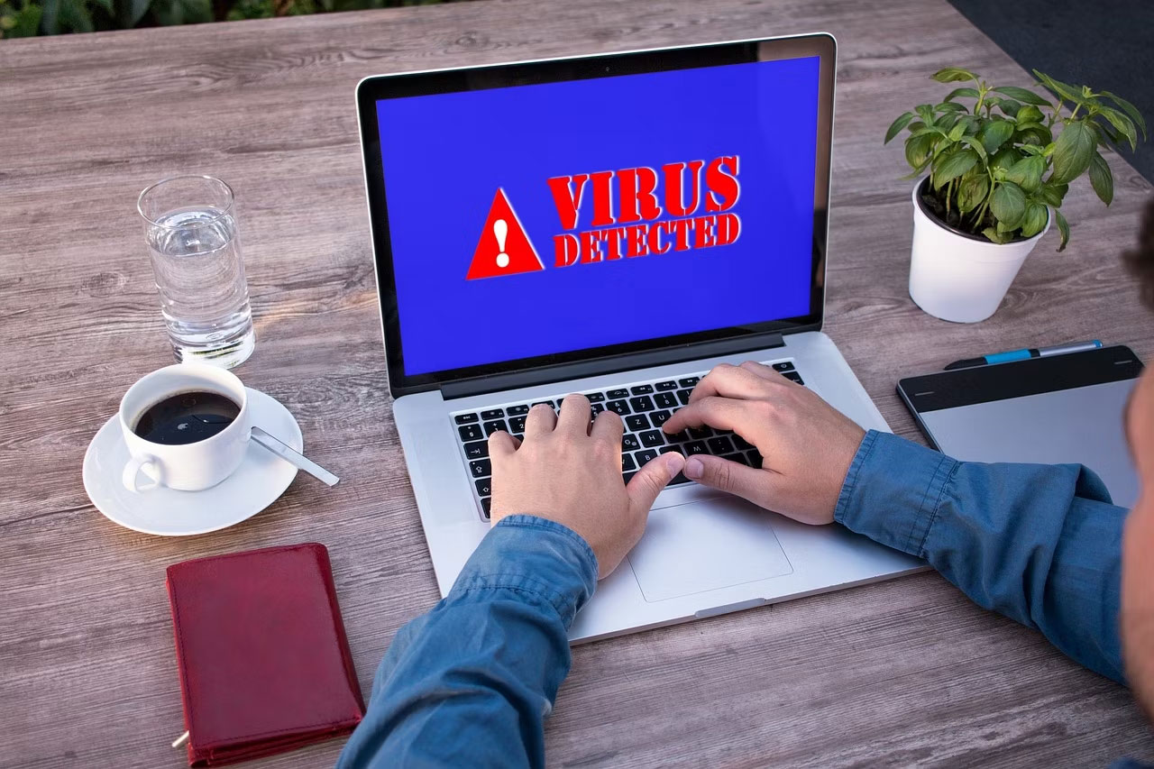 Cảnh báo virus máy tính trên màn hình laptop