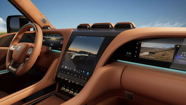 Nội thất của xe gây ấn tượng với 6 màn hình 