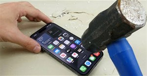 Bẻ phát là vỡ, iPhone 15 Pro Max thất bại trong thử thách uốn cong