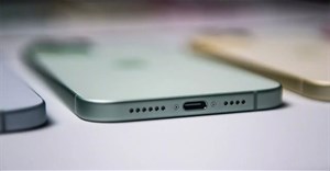 iPhone 15 tự sạc ngược cho sạc dự phòng khi sử dụng cổng USB-C