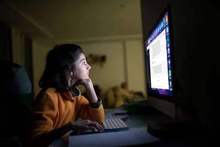 Một cô gái sử dụng ChatGPT trên máy tính của mình