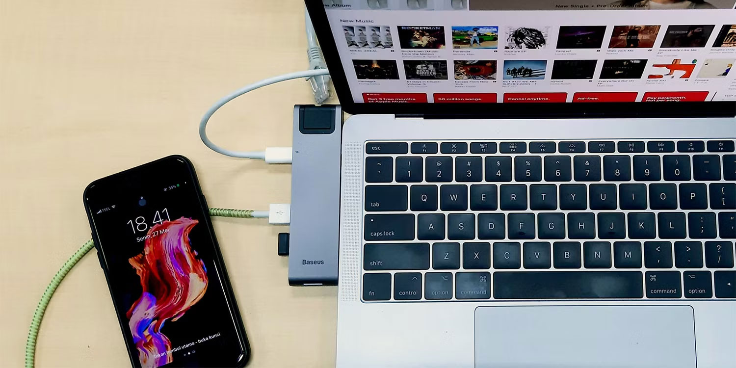 Người có điện thoại thông minh hiện đại và cáp USB