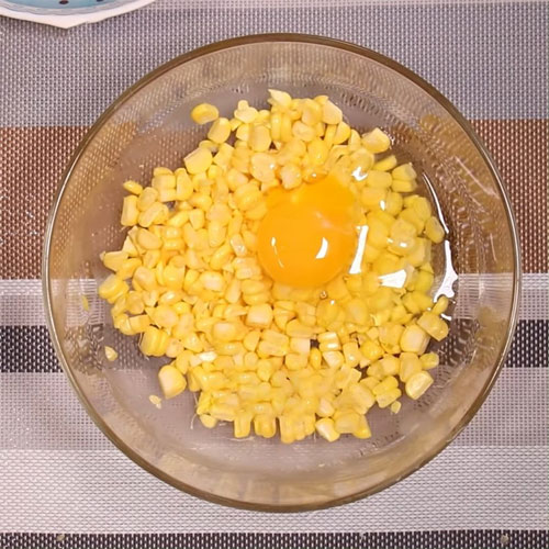 Trộn ngô với các nguyên liệu 