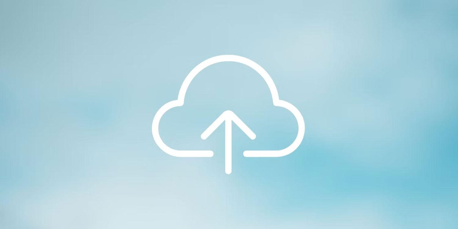 Biểu tượng lưu trữ đám mây trên nền màu xanh nhạt