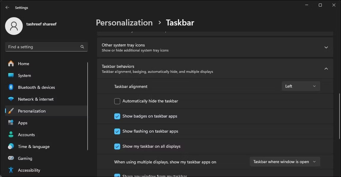 Bỏ chọn tùy chọn Automatically hide the taskbar