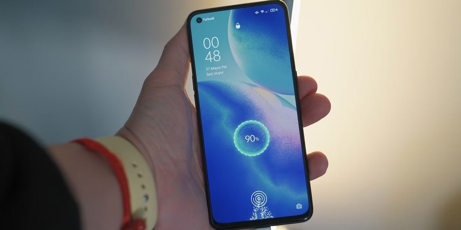 Một người cầm điện thoại thông minh sạc nhanh