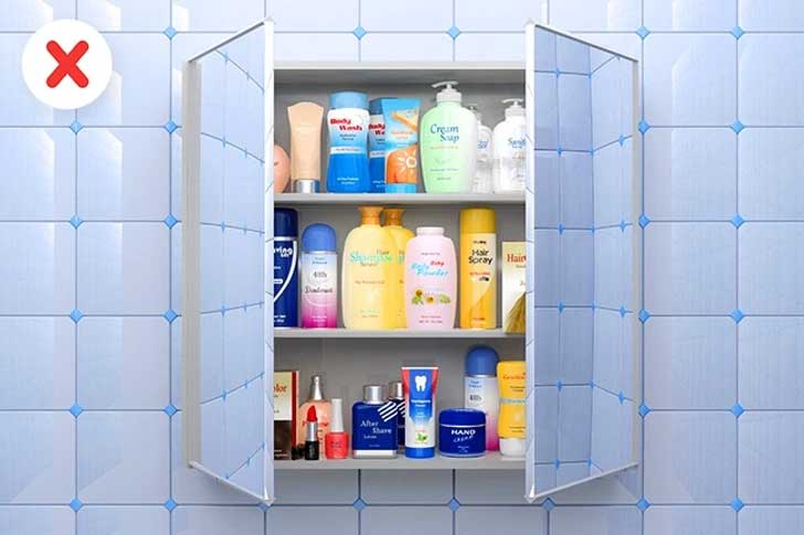 Không cất mỹ phẩm trong nhà tắm