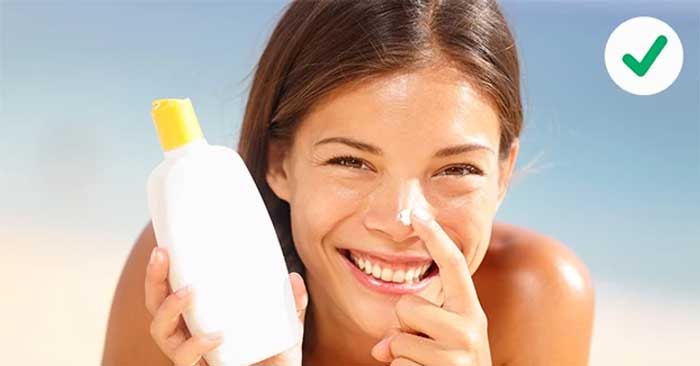 Không quên bôi kem chống nắng mỗi ngày