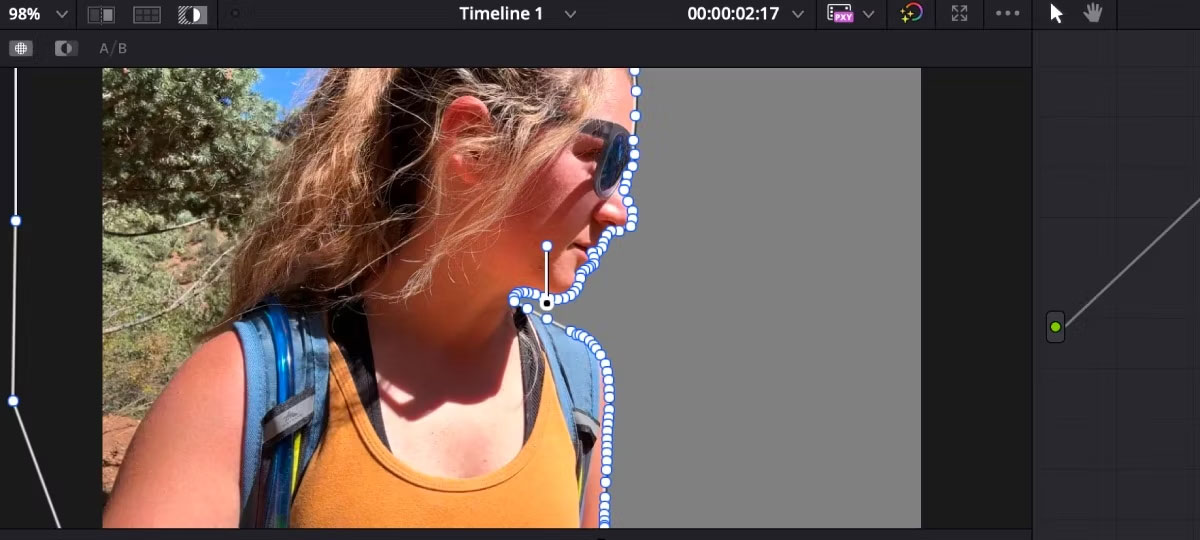 Loại bỏ một phần nền trong clip cô gái đi bộ đường dài trên DaVinci Resolve