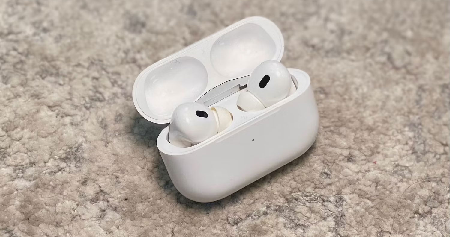 Airpod trên mặt bàn đá cẩm thạch