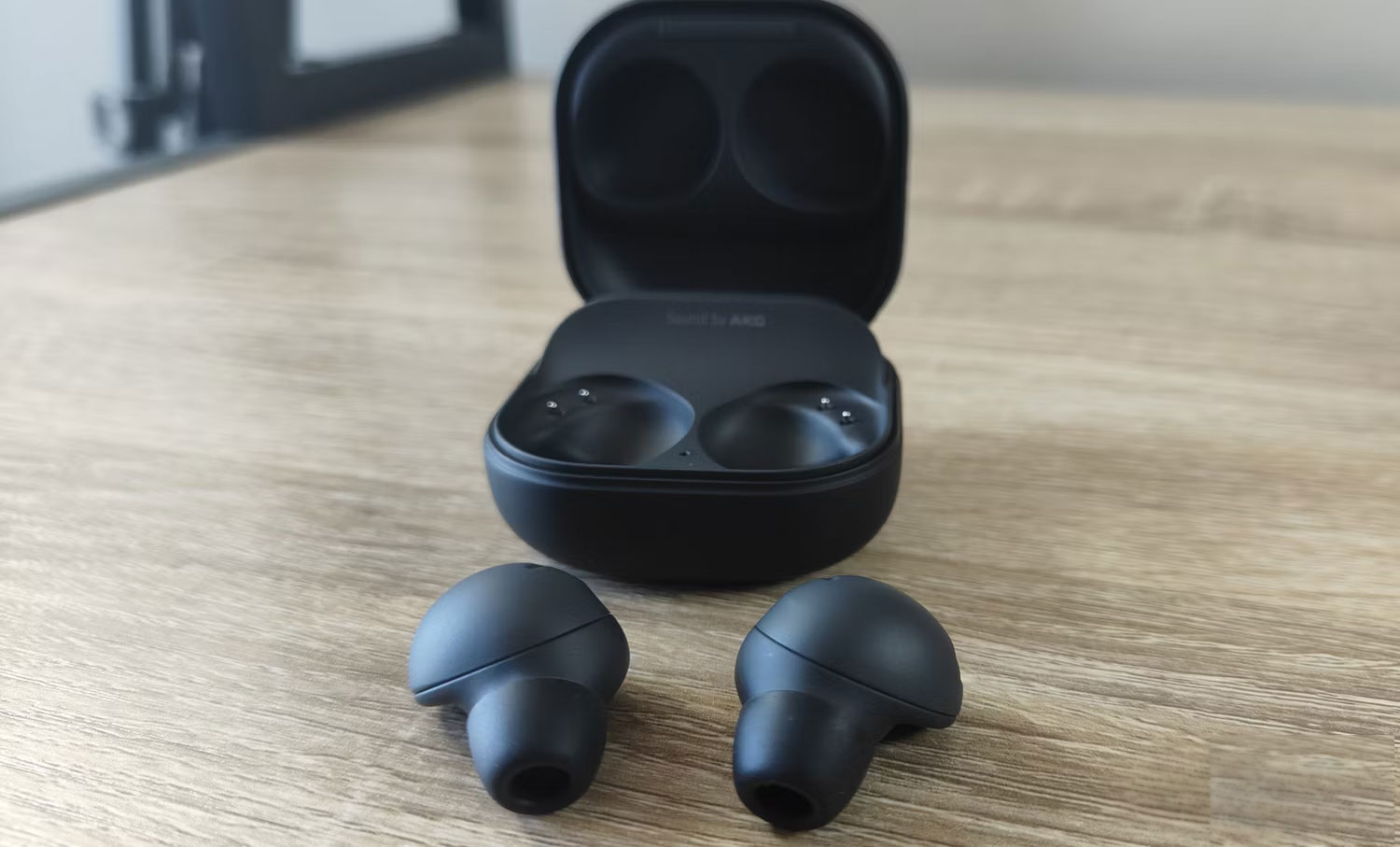 Galaxy Buds2 Pro bên ngoài hộp đựng trên bàn