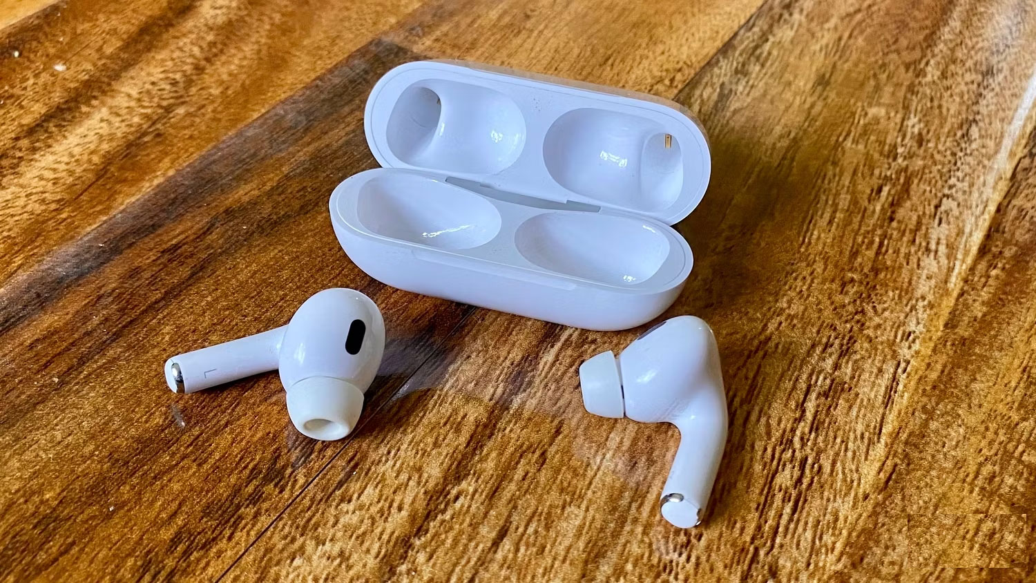 Airpod trên bàn gỗ
