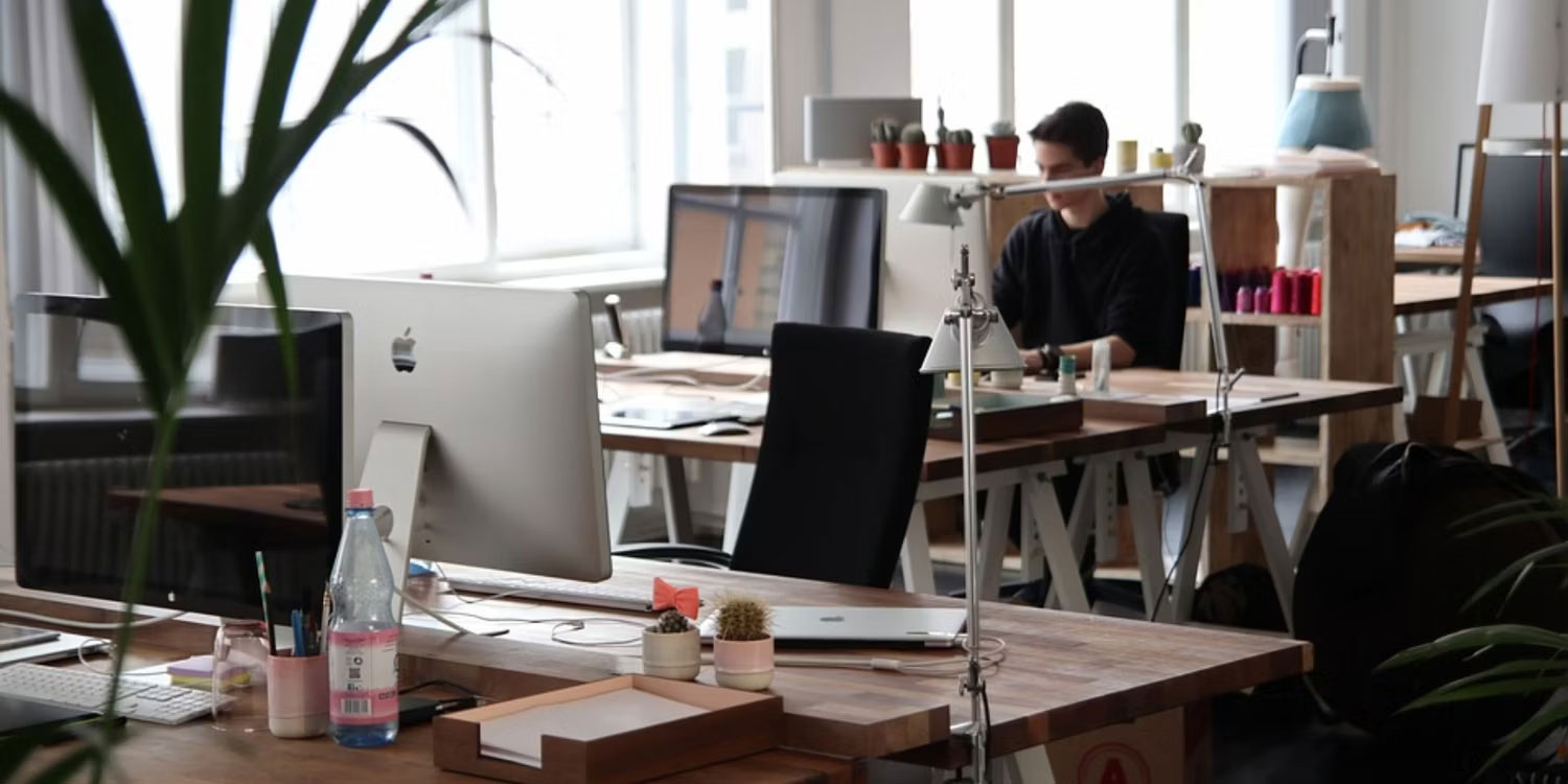 Người đàn ông ngồi trong phòng sử dụng ảo hóa