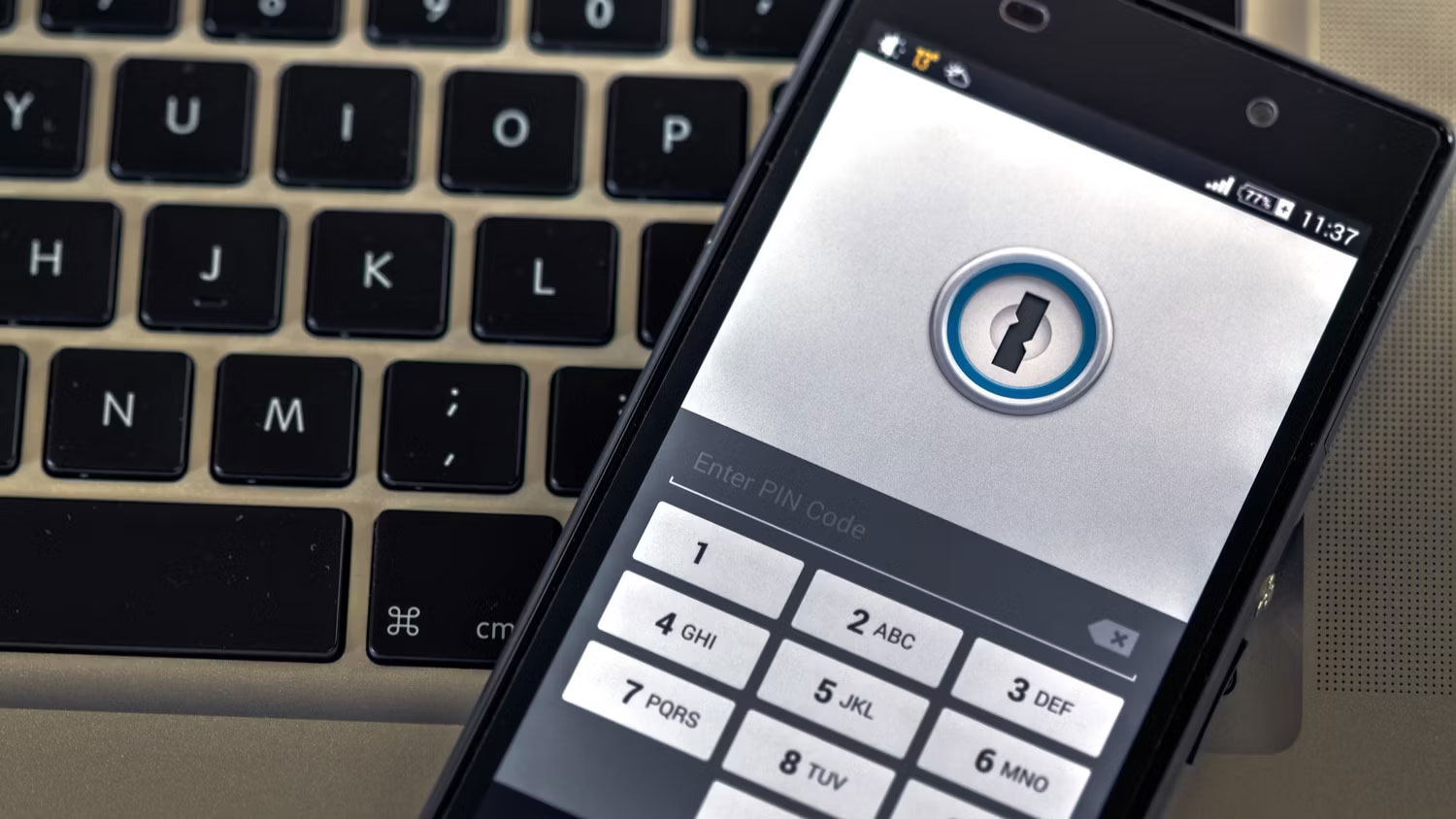Khóa mật khẩu trên điện thoại thông minh đặt trên máy tính xách tay