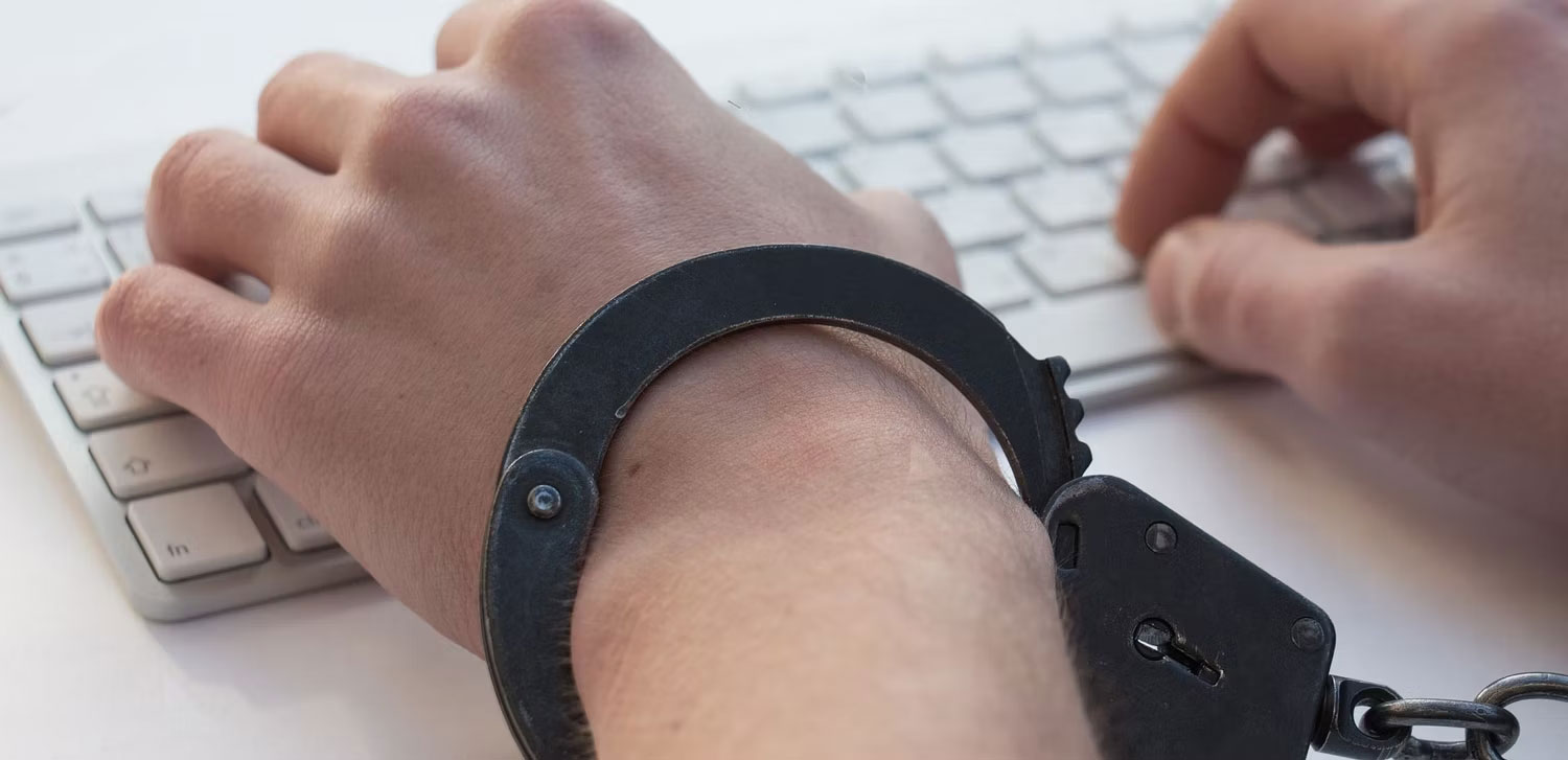 Người bị còng tay gõ bàn phím