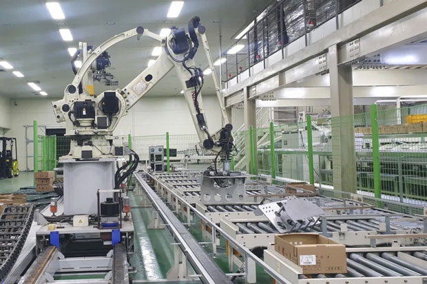 Cánh tay robot bên trong nhà máy nơi xảy ra vụ tai nạn (Ảnh: Sở cứu hỏa Gyeongsangnam -do).