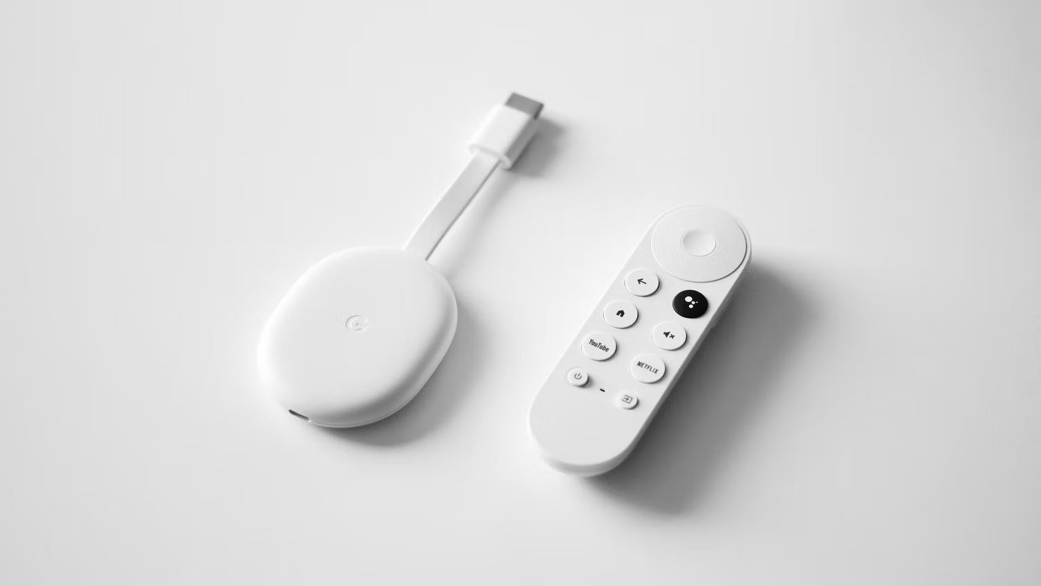 Thiết bị Google TV Chromecast trên bề mặt màu trắng
