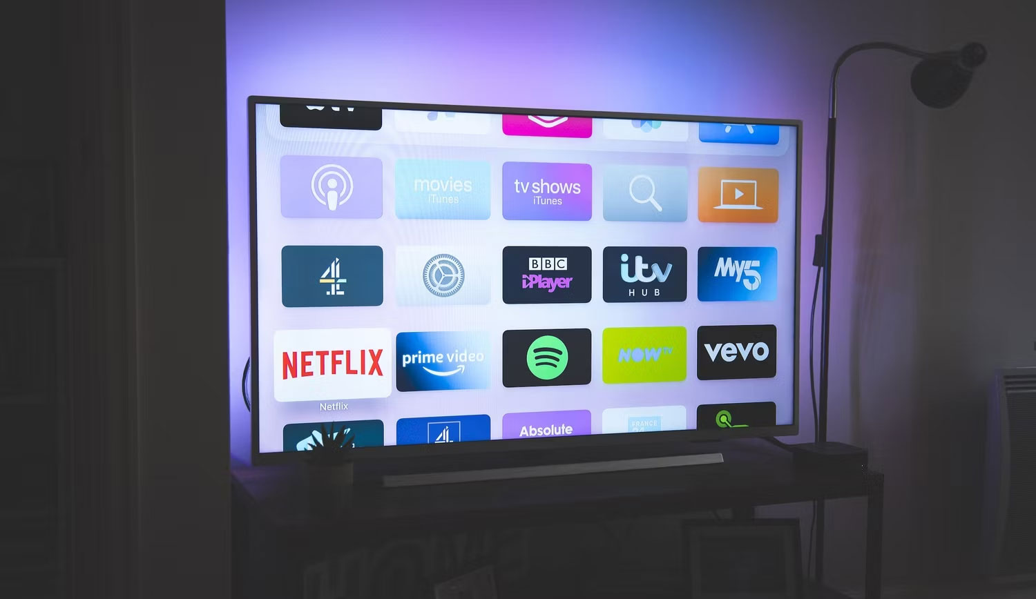 TV thông minh với nhiều ứng dụng nền tảng phát trực tuyến khác nhau được hiển thị