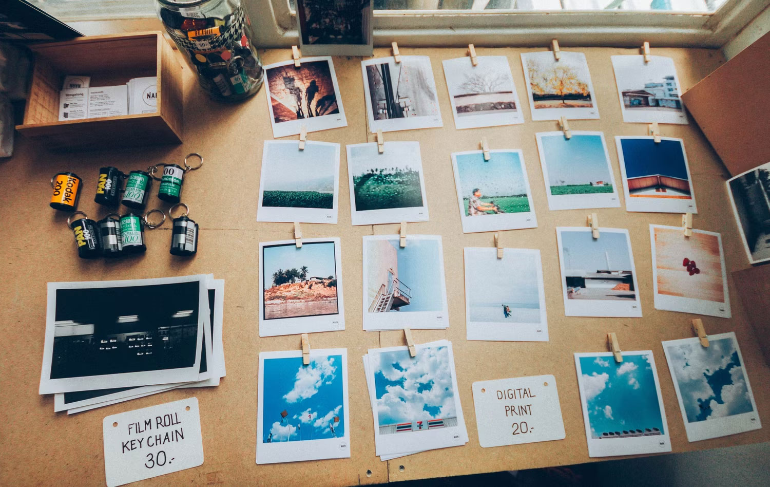 Tuyển luyện những tấm hình Polaroid được in ấn, trải bên trên nệm,