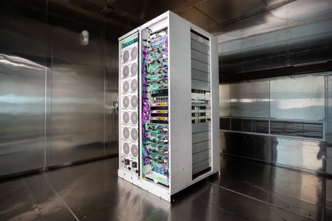 Hệ thống chip Maia 100 và giá đỡ Sidekicks. Ảnh: Microsoft.