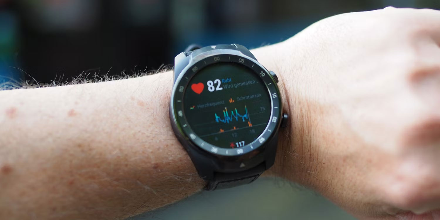 Người đeo máy theo dõi hoạt động hiển thị nhịp tim