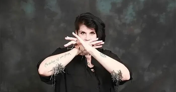 Một con chip khác giúp cảnh báo điện bị rò rỉ từ các thiết bị gia dụng trong gia đình hoặc cô có thể cảm nhận những sợi dây điện ở đằng sau tường.