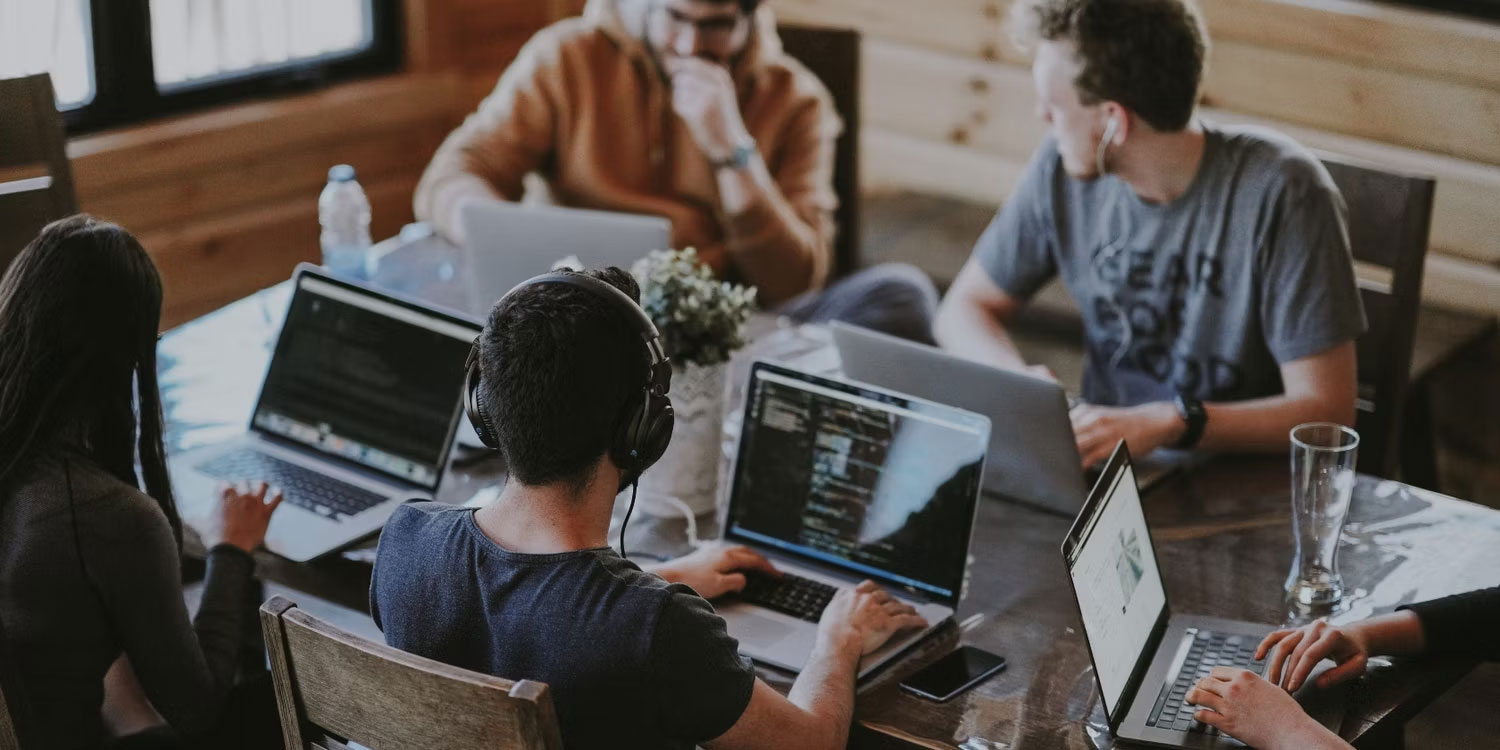 Nhóm làm việc trong một dự án