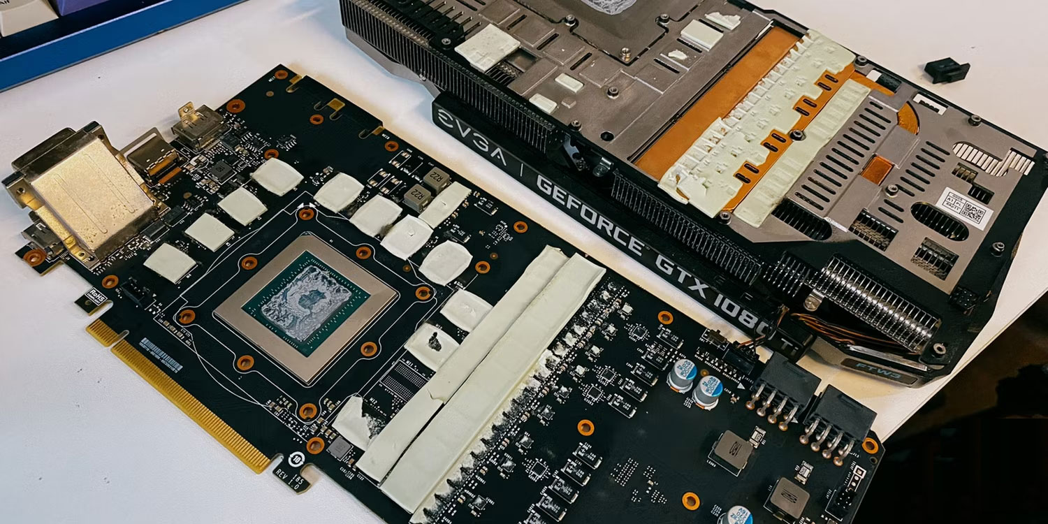 Bộ tản nhiệt được loại bỏ khỏi bo mạch chính GPU có các miếng đệm tản nhiệt