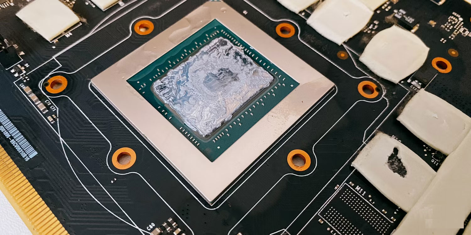 Keo tản nhiệt cũ trên khuôn GPU