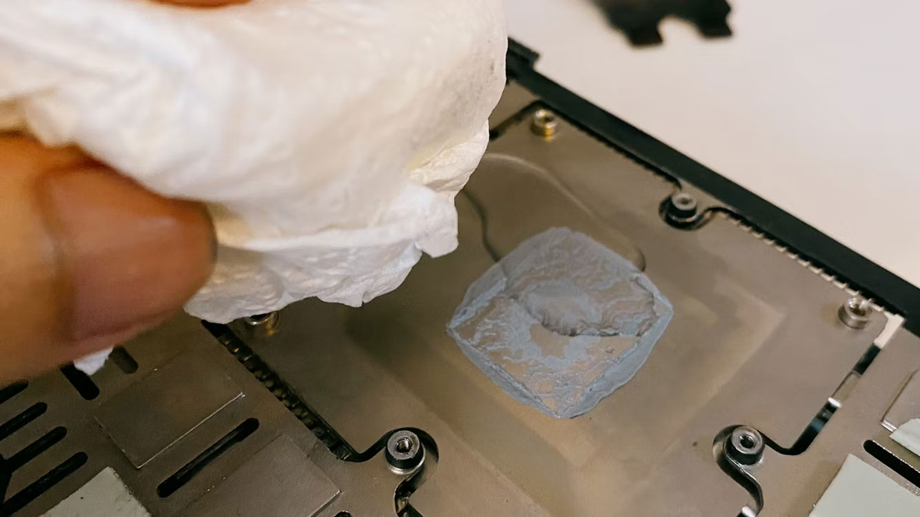 Làm sạch keo tản nhiệt cũ khỏi bộ tản nhiệt GPU