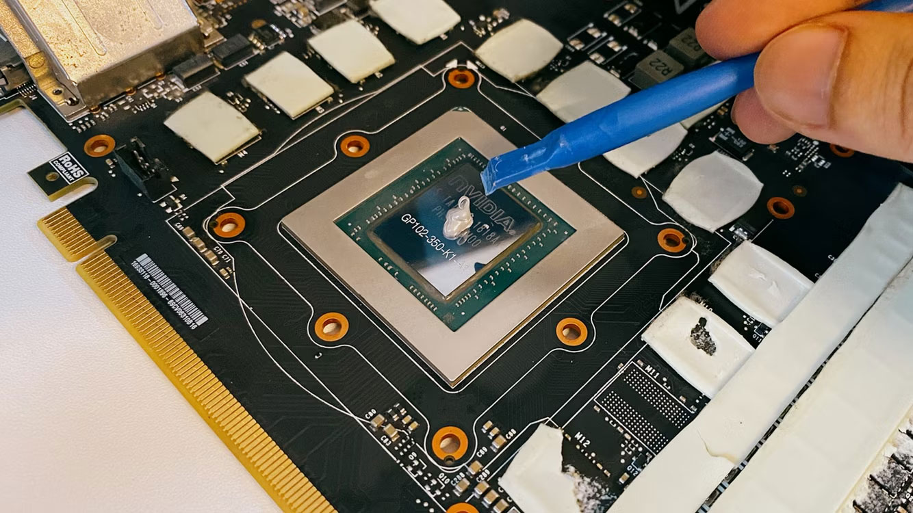 Chấm keo tản nhiệt trên GPU