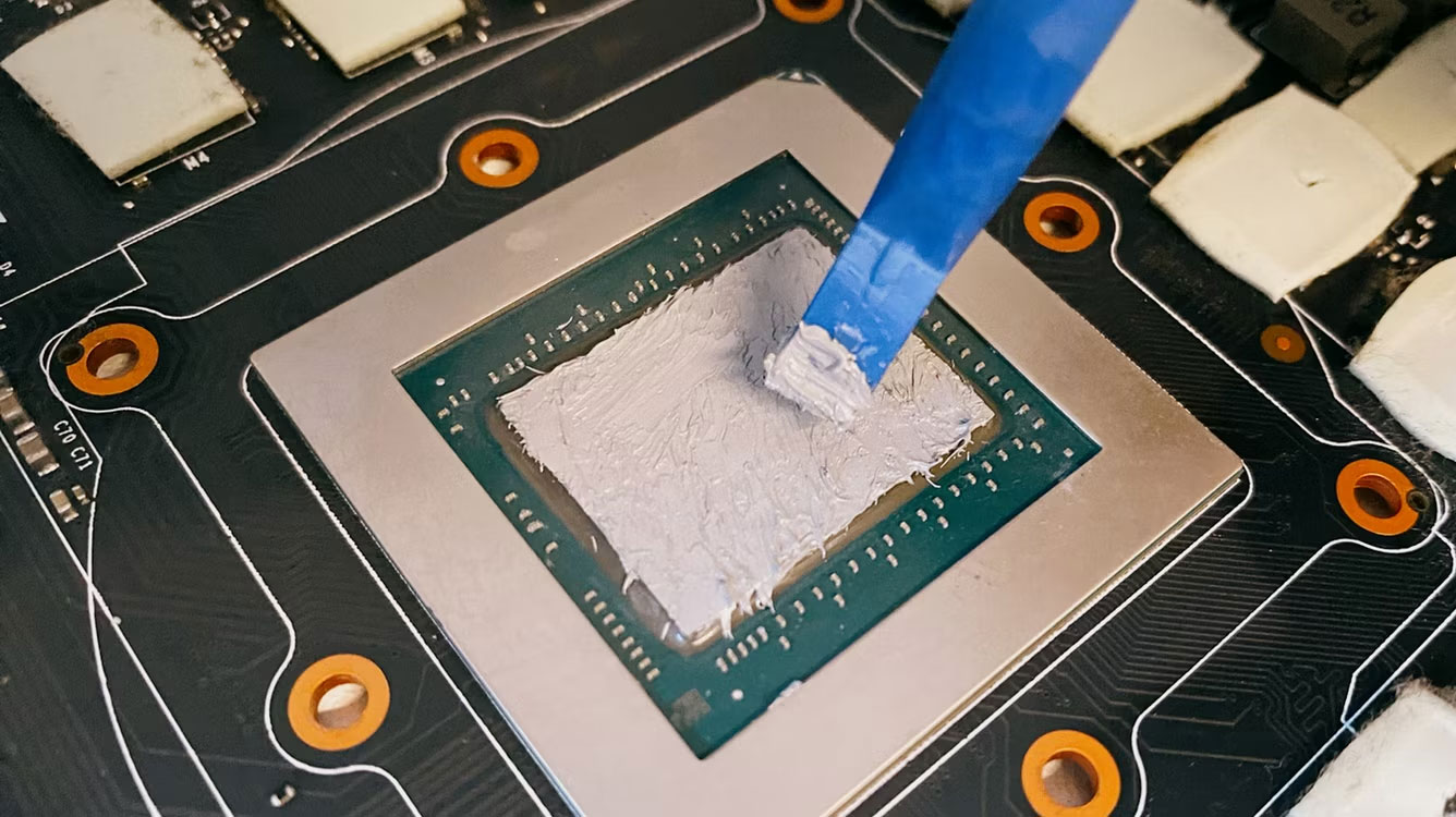 Trải keo tản nhiệt trên khuôn GPU