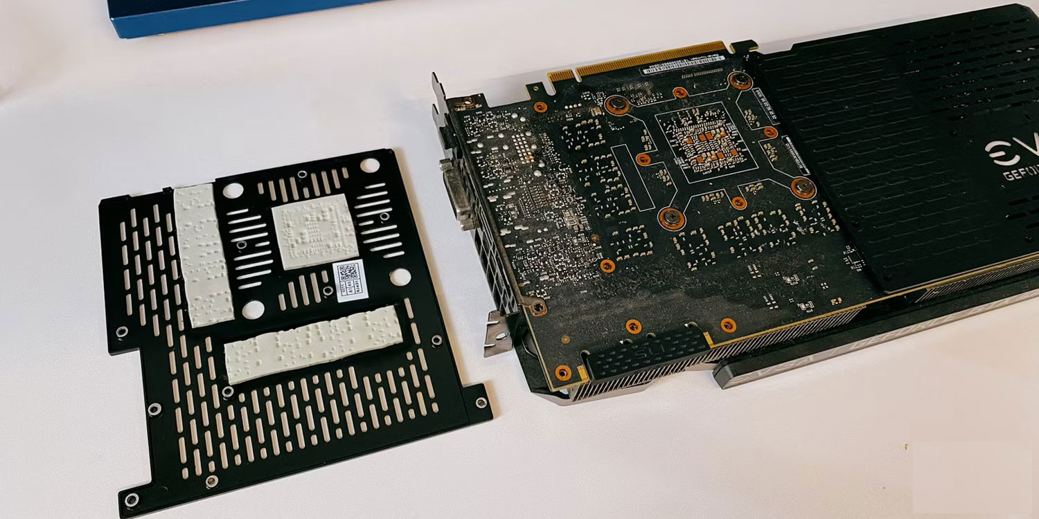 Đã loại bỏ tấm ốp mặt sau của chip 1080 Ti với các miếng đệm tản nhiệt