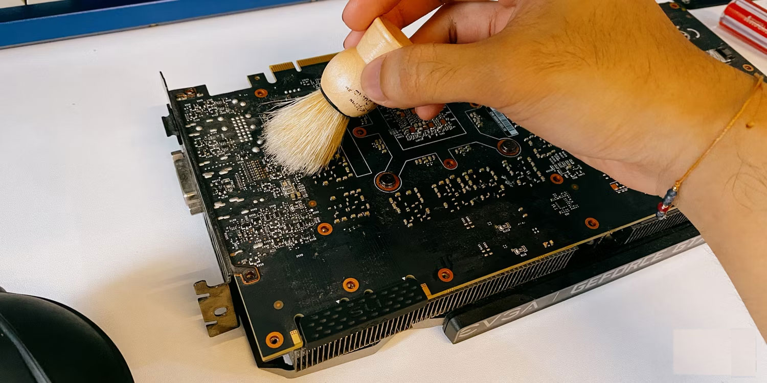 Lau bụi mặt sau card đồ họa