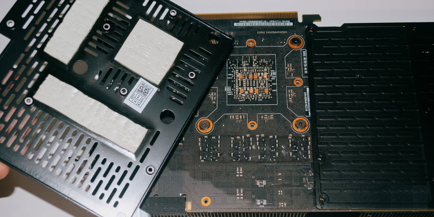 Tấm ốp lưng 1080 Ti với miếng đệm tản nhiệt