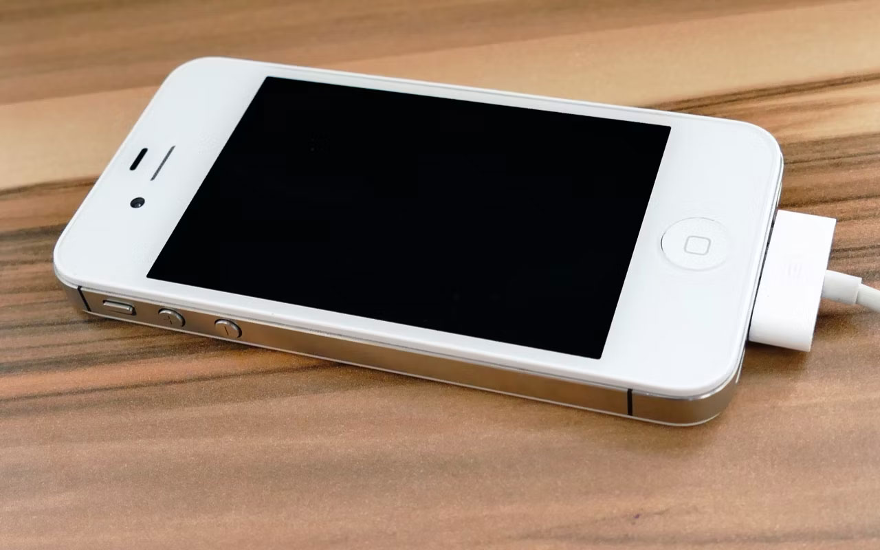 iPhone 4 đã cắm cáp sạc 30 chân