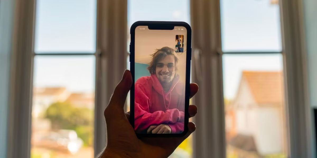 Người đàn ông đang gọi điện video trên iPhone