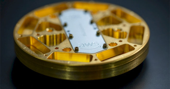 Nguyên mẫu một mẫu chip lượng tử của Amazon. Ảnh: AWS