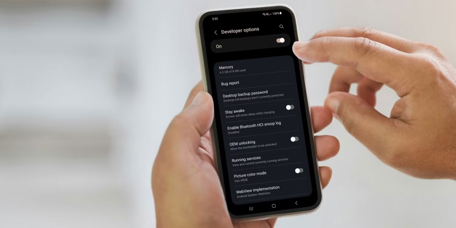 Người truy cập Developer Options trên điện thoại Android