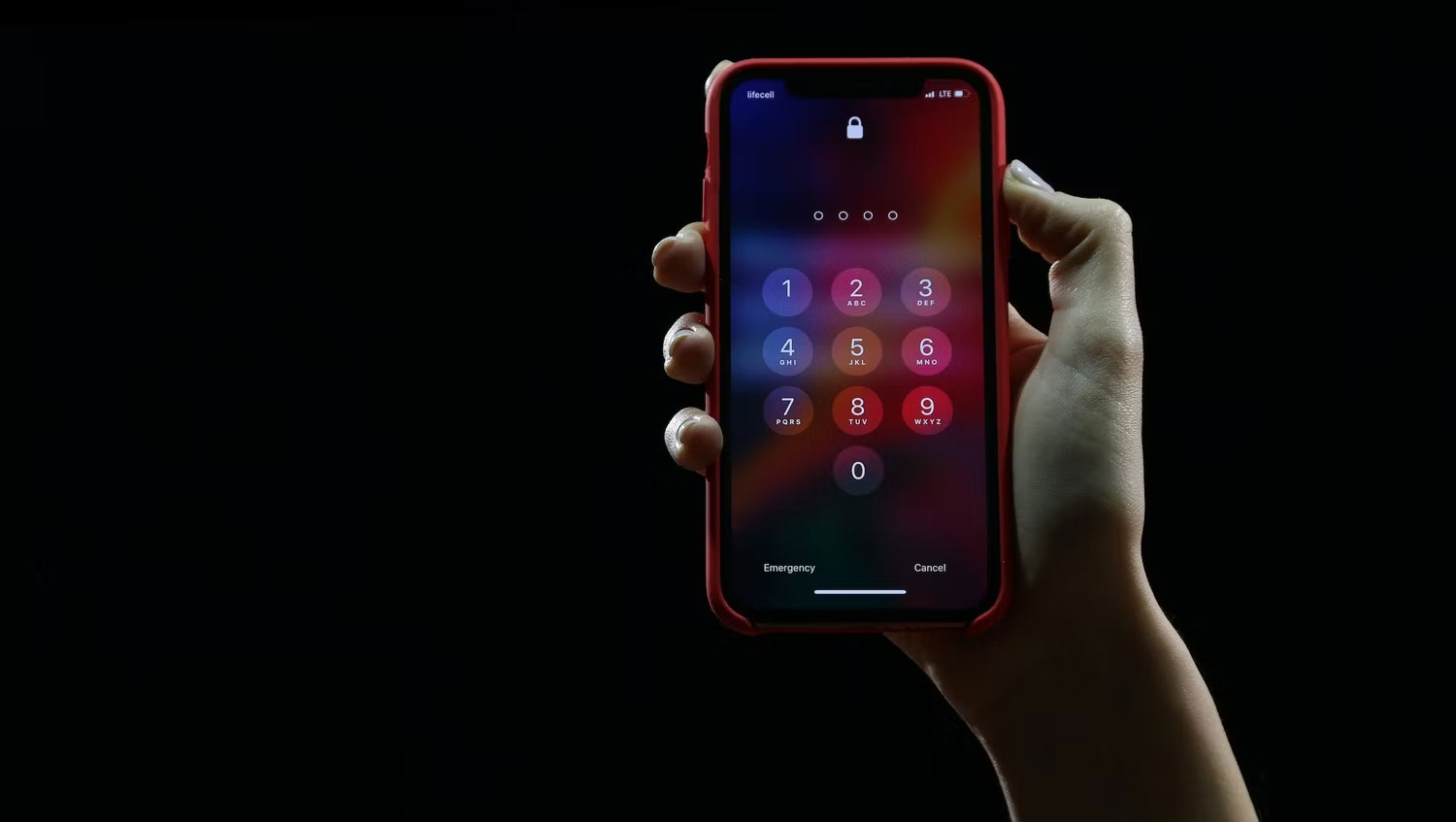 Người cầm iPhone với màn hình khóa hiển thị