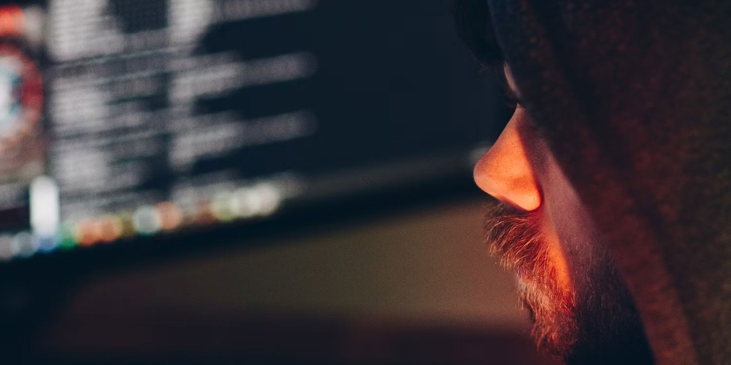 Khuôn mặt của một người đàn ông mặc áo hoodie