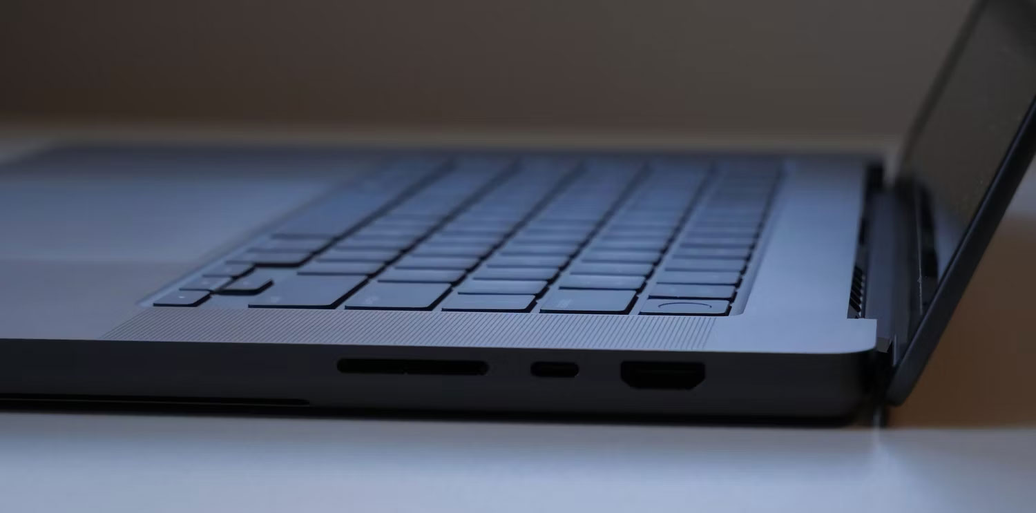Cổng MacBook Pro 16 inch (bên phải)