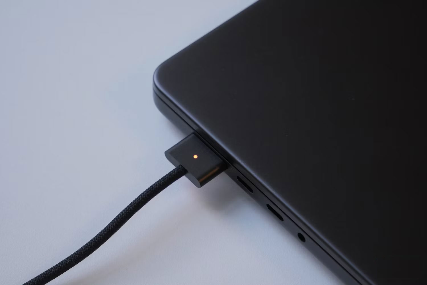 MagSafe được kết nối với MacBook Pro