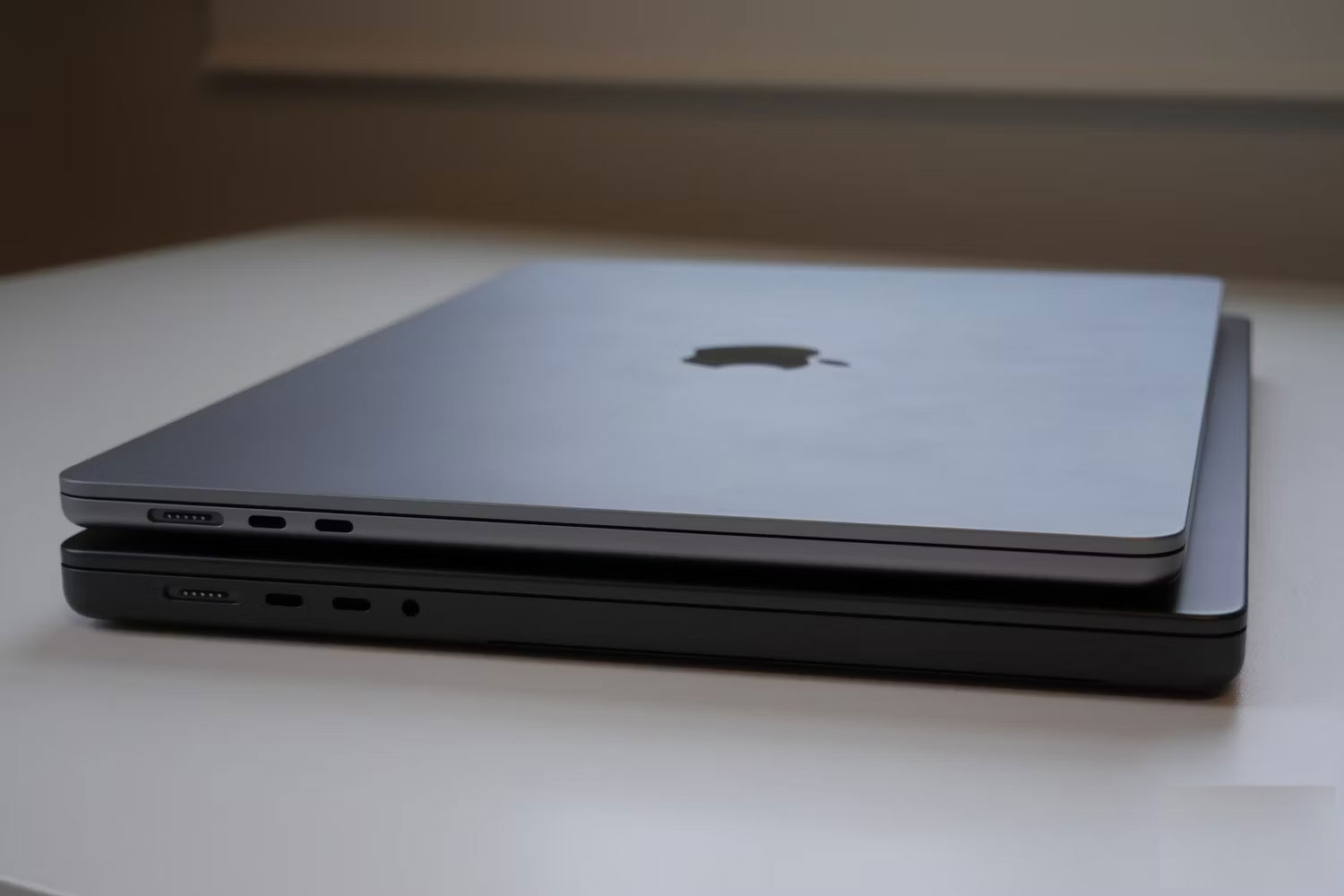 Space Black và Space Gray (MacBook Air 15 inch và MacBook Pro 16 inch)