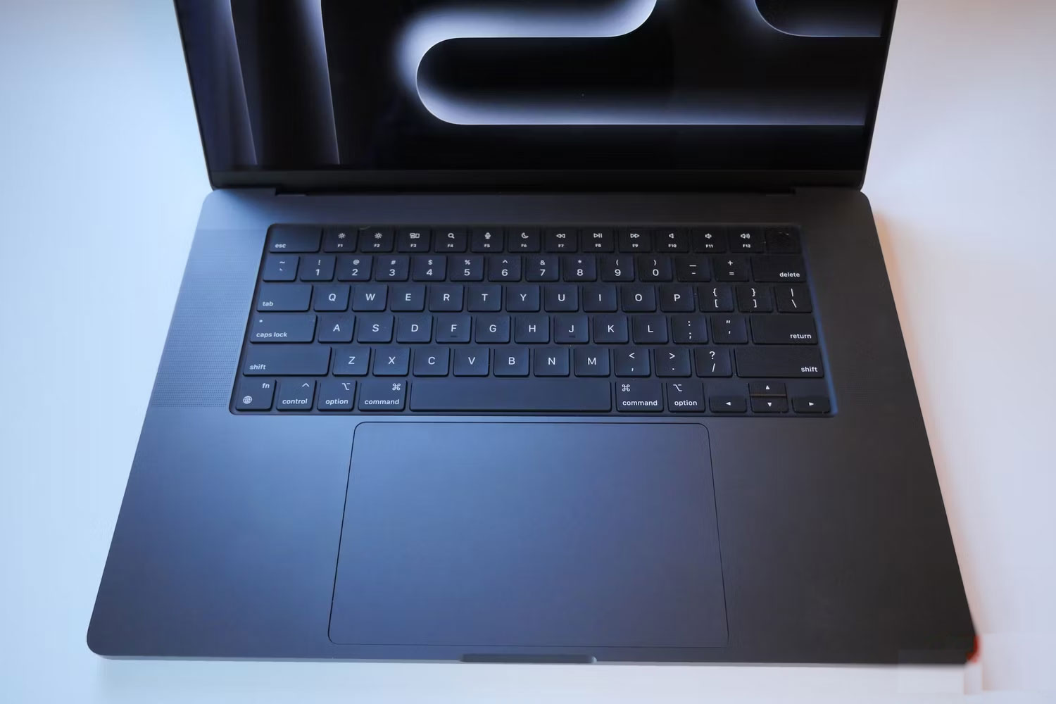 Bàn phím và trackpad MacBook Pro 16 inch
