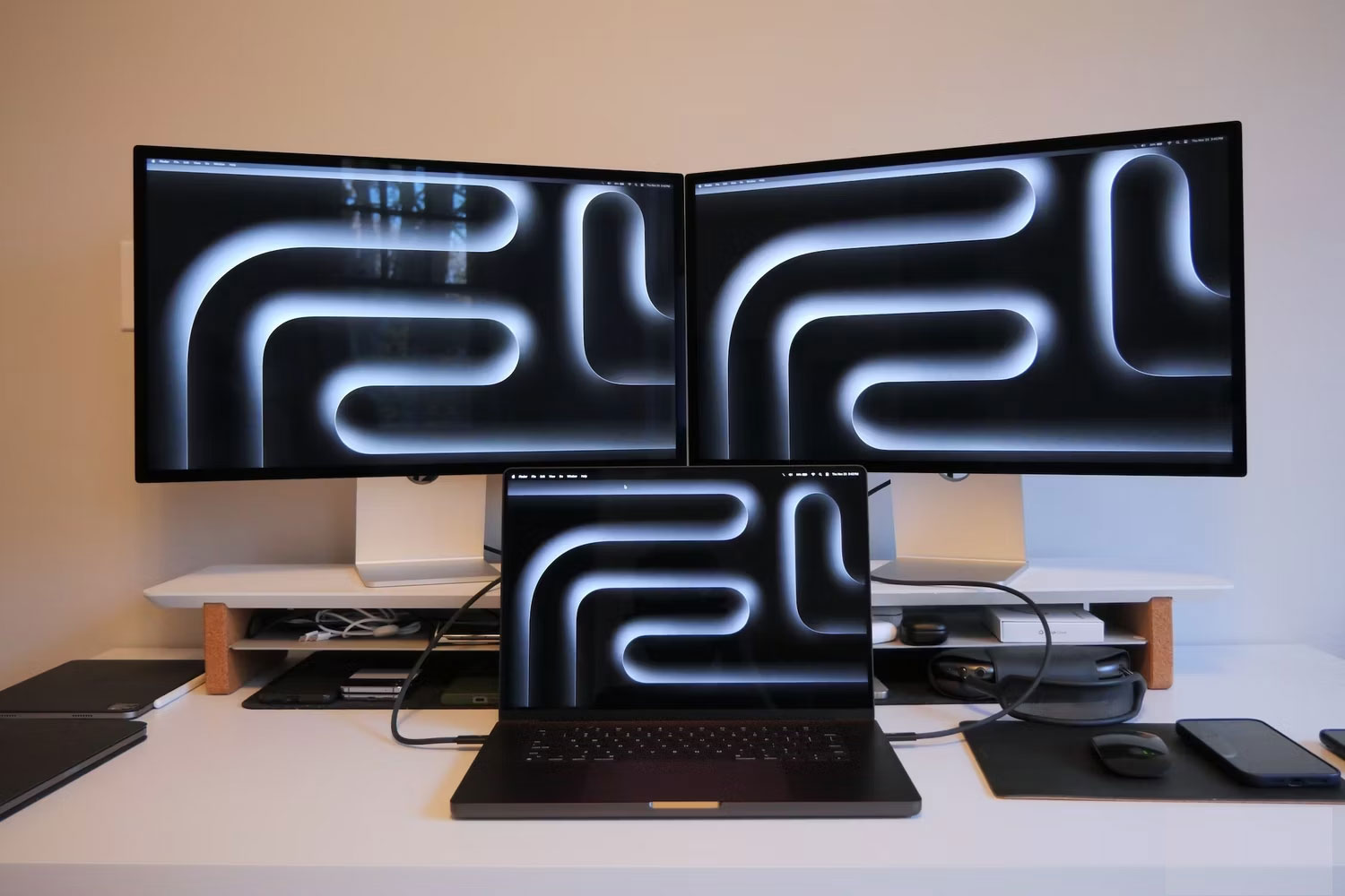 MacBook Pro được kết nối với nhiều màn hình Studio Display